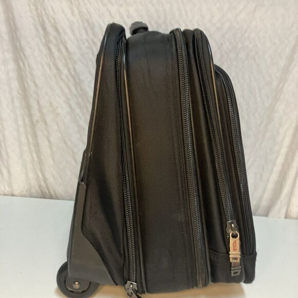 TUMI Alpha 2 Compact Large Screen Laptop Brief Pack Black Red Accents - Picture 13 of 16